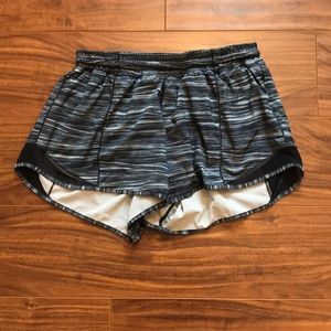Lululemon Hotty hot short II 4” stripe size 10